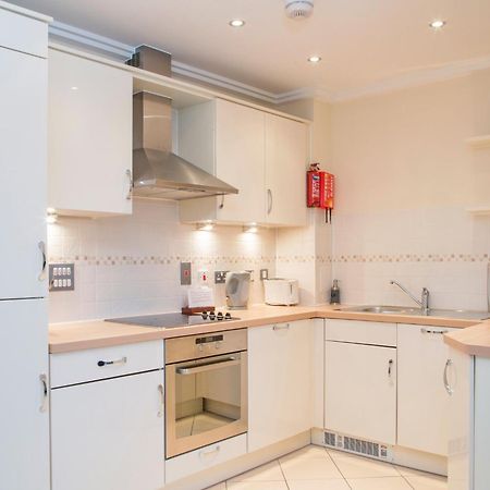 The Rose Suite Woking Buitenkant foto